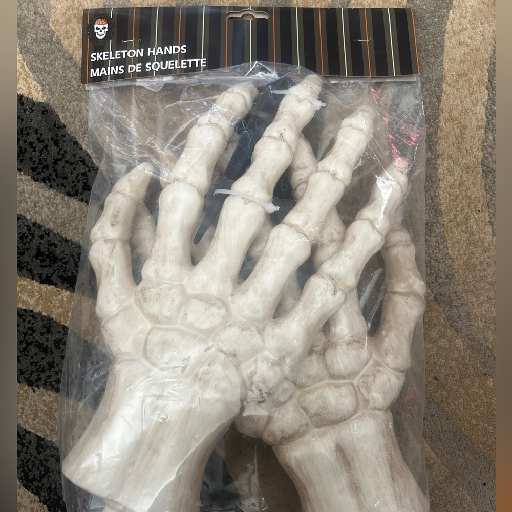 BNIB Large skeleton hands with long garden/lawn spikes